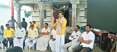 ಕಡೂರಿನ ಕಲ್ಕರೆ ಗ್ರಾಮದಲ್ಲಿ ರೈತರೊಂದಿಗೆ ನಡೆದ ಸಭೆಯಲ್ಲಿ ಮಾಜಿ ಶಾಸಕ ವೈಎಸ್‌ವಿ ದತ್ತ ಮಾತನಾಡಿದರು. ಬಿದರೆ ಜಗದೀಶ್, ಸಿಗೇಹಡ್ಲು ಹರೀಶ್, ಮಹೇಶ್ವರಪ್ಪ ಮತ್ತಿತರರಿದ್ದರು.