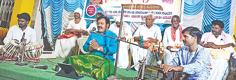 ಮಾವಿನಮಟ್ಟಿ ಗ್ರಾಮದಲ್ಲಿ ಸೋಮವಾರ ಹಮ್ಮಿಕೊಂಡ ಸಂಗೀತ ಸಂಭ್ರಮ ಮತ್ತು ಸಾಂಸತಿಕ ಕಾರ್ಯಕ್ರಮದಲ್ಲಿ ಯಮುನೇಶ ಯಾಳಗಿ ಸಂಗೀತ ಕಾರ್ಯಕ್ರಮ ನೀಡಿದರು. ಸಂಗನಗೌಡ ಮಾಲಿ ಪಾಟೀಲ್​, ನಿಂಗಯ್ಯ ಹಿರೇಮಠ, ಸರಸ್ವತಿ, ಶರಣಕುಮಾರ ಯಾಳಗಿ ಇದ್ದರು.