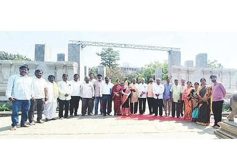 ಕೊಪ್ಪಳ ಬಂದ್‌ಗೆ ಗವಿಶ್ರೀಗಳ ಮಾರ್ಗದರ್ಶನ ಪಡೆಯಲು ಹೋರಾಟ ಸಮಿತಿಯ ತಂಡ ಶ್ರೀಮಠಕ್ಕೆ ಭೇಟಿ ನೀಡಿತು. ಡಿ.ವೈ.ಎ್.ಐ ರಾಜ್ಯ ಕಾರ್ಯದರ್ಶಿ ಬಸವರಾಜ ಪೂಜಾರ, ಸಾಹಿತಿ ಅಲ್ಲಮಪ್ರಭು ಬೆಟ್ಟದೂರು, ಹಿರಿಯ ನ್ಯಾಯವಾದಿ ವಿ.ಎಂ. ಭೂಸನೂರಮಠ, ಪೀರಾ ಹುಸೇನ ಹೊಸಳ್ಳಿ, ಡಿ.ಎಚ್. ಪೂಜಾರ, ಗುರುರಾಜ ದೇಸಾಯಿ ಇತರರಿದ್ದರು.