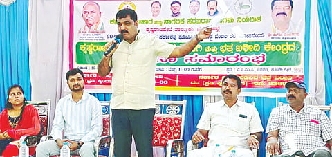 ಕೆ.ಆರ್.ಪೇಟೆ ಪಟ್ಟಣದ ಎಪಿಎಂಸಿ ಆವರಣದಲ್ಲಿ ಕರ್ನಾಟಕ ನಾಗರೀಕ ಸರಬರಾಜು ಮಂಡಳಿಯ ವತಿಯಿಂದ ಆಯೋಜಿಸಿದ್ದ ರಾಗಿ ಖರೀದಿ ಕೇಂದ್ರವನ್ನು ಶಾಸಕ ಹೆಚ್.ಟಿ.ಮಂಜು ಉದ್ಘಾಟಿಸಿ ಮಾತನಾಡಿದರು. ತರ‌್ನೇನಹಳ್ಳಿ ಬಲದೇವ್, ಹೊನ್ನೇನಹಳ್ಳಿ ನಾಗರಾಜೇಗೌಡ, ವಿದ್ಯಾಶ್ರೀ, ಮನೋಹರ್, ಮಹೇಶ್ ಇದ್ದರು.