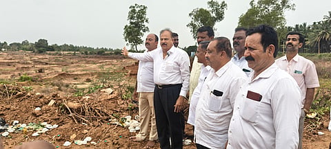ಕುಣಿಗಲ್​ ತಾಲೂಕಿನ ಅರೆಪಾಳ್ಯ ಕದ್ರಾಪುರಕ್ಕೆ ಸೇರಿದ ಒಣಗಿದ ಕೆರೆಯ ಬಳಿ ನೀರಾವರಿ ಹೋರಾಟ ಸಮಿತಿಯ ಅಧ್ಯಕ್ಷ ಬಾಂಬೆ ಶಿವಣ್ಣ, ಮಾಜಿ ಗ್ರಾಪಂ ಅಧ್ಯಕ್ಷ ಕುಮಾರಸ್ವಾಮಿ, ಮುಖಂಡರಾದ ಅರೇಪಾಳ್ಯ, ಮಂಜುನಾಥ, ಆಂಜನಪ್ಪ, ರಾಮಚಂದ್ರಯ್ಯ, ಬ್ರಹ್ಮ ಕುಮಾರ್​ ಮತ್ತಿಯರರು ಇದ್ದರು.  