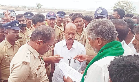 ಚಾನಾಳ್ ಗ್ರಾಮದಲ್ಲಿ ಅಧಿಕಾರಿಗಳೊಂದಿಗೆ ವಾಗ್ವಾದ ನಡೆಸುತ್ತಿರುವ ರೈತರಾದ ಪ್ರಕಾಶ್ ರೆಡ್ಡಿ, ವಿರೂಪಾಕ್ಷ ರೆಡ್ಡಿ ಮತ್ತು ಮಲ್ಲಿಕಾರ್ಜುನ್ ರೆಡ್ಡಿ.
