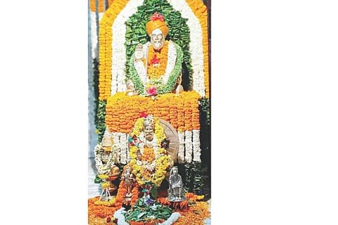 ಚೀಕಲಪರ್ವಿ ಗ್ರಾಮದ ರುದ್ರಮುನಿ ಶಿವಯೋಗಿಗಳ ಮಠದಲ್ಲಿ  ಪುಣ್ಯ ಸ್ಮರಣೋತ್ಸವ ಅಂಗವಾಗಿ ರುದ್ರಮುನಿ ಶಿವಯೋಗಿಗಳ ಕರ್ತೃಗದ್ದುಗೆಗೆ ಹೂವಿನ ಅಲಂಕಾರ ಮಾಡಲಾಗಿತ್ತು.