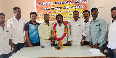 ತಿ.ನರಸೀಪುರ ಪಟ್ಟಣದ ಕಬಿನಿ ಅತಿಥಿ ಗೃಹದಲ್ಲಿ ಕರ್ನಾಟಕ ರಾಜ್ಯ ಶ್ರಮಜೀವಿ ಕಟ್ಟಡ ಮತ್ತು ಇತರೆ ನಿರ್ಮಾಣ ಕಾರ್ಮಿಕರ ಸೇವಾ ಸಂಘದ ನೂತನ ಅಧ್ಯಕ್ಷ ಹೆಳವರಹುಂಡಿ ರಾಜೇಶ್ ಅವರನ್ನು ಸನ್ಮಾನಿಸಲಾಯಿತು. ಕನ್ನಹಳ್ಳಿ ಪಾಪಣ್ಣ, ಸಿದ್ದರಾಜು, ಮನು ಇತರರು ಇದ್ದರು.