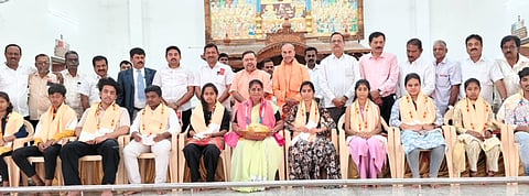 ತಿ.ನರಸೀಪುರ ಪಟ್ಟಣದ ವಾಸವಿ ಮಹಲ್ ಸಭಾಂಗಣದಲ್ಲಿ ಭಾನುವಾರ ವೀರಶೈವ ಸಮಾಜ ಸೇವಾ ಸಮಿತಿ ವತಿಯಿಂದ ಹಮ್ಮಿಕೊಳ್ಳಲಾಗಿದ್ದ ಆದಿ ಜಗದ್ಗುರು ರೇಣುಕಾಚಾರ್ಯರ ಜಯಂತಿ ಯುಗಮಾನೋತ್ಸವ ಕಾರ್ಯಕ್ರಮದಲ್ಲಿ ವಿದ್ಯಾರ್ಥಿಗಳಿಗೆ ಪ್ರತಿಭಾ ಪುರಸ್ಕಾರ ನೀಡಲಾಯಿತು. ಶ್ರೀ ಶಾಂತಮಲ್ಲಿಕಾರ್ಜುನ ಸ್ವಾಮೀಜಿ, ಶ್ರೀ ಮಲ್ಲಿಕಾರ್ಜುನ ಶಿವಾಚಾರ್ಯ ಸ್ವಾಮೀಜಿ, ಬಿ.ಎನ್.ಸುಧಾಕರ್, ಡಾ. ಕೆಸ್ತೂರ್ ನಾಗರಾಜ್ ಅಮೃತೇಶ್, ನಂಜನಗೂಡು ವಿನಯ್ ಕುಮಾರ್, ಟಿ.ಎಸ್. ಶಾಂತರಾಜು, ಎನ್.ಶಿವಪ್ರಸಾದ್, ವೀರೇಶ್ ಇತರರು ಇದ್ದರು.