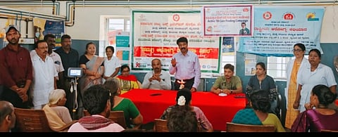 ತಿ.ನರಸೀಪುರ ತಾಲೂಕಿನ ತಲಕಾಡು ಪಟ್ಟಣದ ಸಮುದಾಯ ಆರೋಗ್ಯ ಕೇಂದ್ರದಲ್ಲಿ ಆಯೋಜಿಸಿದ್ದ ರಾಷ್ಟ್ರೀಯ ಕ್ಷಯ ರೋಗ ನಿರ್ಮೂಲನ ಕಾರ್ಯಕ್ರಮದಲ್ಲಿ ಆಡಳಿತ ವೈದ್ಯಾಧಿಕಾರಿ ಡಾ.ದೇವರಾಜ್ ಮಾತನಾಡಿದರು. ಡಾ.ಮಧು, ಡಾ.ಜ್ಯೋತಿ, ಕೃಷ್ಣ, ಡಿ.ಆರ್.ಪುಟ್ಟಸ್ವಾಮಿ ಯಡದೊರೆ, ಧನಲಕ್ಷ್ಮಿ, ಶಂಕರನಾರಾಯಣ್ ಇತರರು ಇದ್ದರು.
