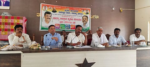 ಮಳವಳ್ಳಿ ಪಟ್ಟಣದಲ್ಲಿ ರಾಜ್ಯ ಗ್ಯಾರಂಟಿ ಯೋಜನೆಗಳ ಅನುಷ್ಠಾನ ಪ್ರಾಧಿಕಾರದ ಉಪಾಧ್ಯಕ್ಷ ದಿನೇಶ್ ಗೂಳಿಗೌಡ ನೇತೃತ್ವದಲ್ಲಿ ಪ್ರಗತಿ ಪರಿಶೀಲನಾ ಸಭೆ ಆಯೋಜಿಸಲಾಗಿತ್ತು. ತಹಸೀಲ್ದಾರ್ ಲೋಕೇಶ್, ತಾಪಂ ಇಒ ಶ್ರೀನಿವಾಸ್, ಜಿಲ್ಲಾ ಗ್ಯಾರಂಟಿ ಯೋಜನೆಗಳ ಅನುಷ್ಠಾನ ಸಮಿತಿ ಅಧ್ಯಕ್ಷ ಚಿಕ್ಕಲಿಂಗಯ್ಯ, ಜಿಲ್ಲಾ ಉಪಾಧ್ಯಕ್ಷ ರಾಜೇಂದ್ರ, ತಾಲೂಕು ಅಧ್ಯಕ್ಷ ಮಾದೇಶ ಇತರರಿದ್ದರು. 