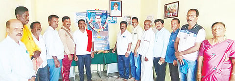 ಮಳವಳ್ಳಿ ಪಟ್ಟಣದ ವಿಶ್ವಮಾನವ ವಿಚಾರ ವೇದಿಕೆ ಕಚೇರಿಯಲ್ಲಿ ಆಯೋಜಿಸಿದ್ದ ಕಾರ್ಯಕ್ರಮದಲ್ಲಿ ಅಂಬೇಡ್ಕರ್ ಭಾವಚಿತ್ರಕ್ಕೆ ಗಣ್ಯರು ಪುಷ್ಪಾರ್ಚನೆ ಮಾಡಿದರು. ಮಹದೇವು, ಭರತ್ ರಾಜ್, ಚೇತನ್ ಕುಮಾರ್, ಸುರೇಶ್, ದಯಾಶಂಕರ್, ಮಲ್ಲಿಕಾರ್ಜುನಸ್ವಾಮಿ, ಚುಂಚಣ್ಣ, ಪುಟ್ಟಮಂಚಮ್ಮ, ನಾಗೇಶ್, ಲೋಕೇಶ್ ಇದ್ದರು.