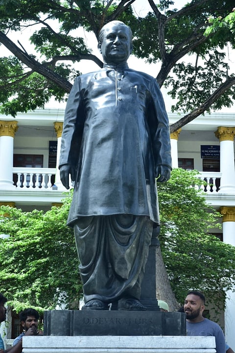 ಗುರುವಾರ ಅನಾವರಣಗೊಂಡಿರುವ ಡಿ.ದೇವರಾಜ ಅರಸು ಪ್ರತಿಮೆ