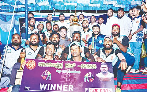 ನಗರದ ಜೂನಿಯರ್ ಕಾಲೇಜು ಮೈದಾನದಲ್ಲಿ ವಾಯುಪುತ್ರ ಡೆವಲಪರ್ ಸಂಸ್ಥೆಯಿಂದ ಆಯೋಜಿಸಿದ್ದ ಕ್ರಿಕೆಟ್ ಪಂದ್ಯಾವಳಿಯಲ್ಲಿ ಪ್ರಶಸ್ತಿ ಪಡೆದ ತಂಡಗಳಿಗೆ ಬಹುಮಾನ ವಿತರಿಸಲಾಯಿತು.