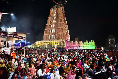 ನಗರದ ಶ್ರೀಕಂಠೇಶ್ವರ ಸ್ವಾಮಿ ದೇವಸ್ಥಾನದಲ್ಲಿ  ಶಿವರಾತ್ರಿ ಜಾಗರಣೆ ಹಿನ್ನೆಲೆಯಲ್ಲಿ ಅಪಾರ ಸಂಖ್ಯೆಯ ಭಕ್ತಾದಿಗಳು ಸೇರಿದ್ದರು. 