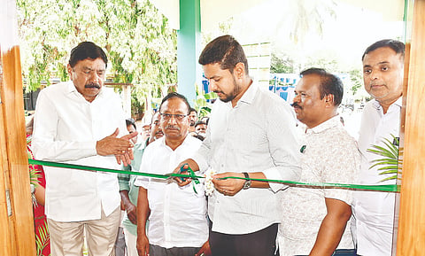 ನಂಜನಗೂಡು ನಗರದ ತೋಟಗಾರಿಕೆ ಇಲಾಖೆ ಆವರಣದಲ್ಲಿ ನೂತನ ತೋಟಗಾರಿಕೆ ಕಚೇರಿಯನ್ನು ಶಾಸಕ ದರ್ಶನ್ ಉದ್ಘಾಟಿಸಿದರು. ಕಳಲೆ ಕೇಶವಮೂರ್ತಿ, ಜಂಟಿ ನಿರ್ದೇಶಕ ಮಂಜುನಾಥ ಅಂಗಡಿ, ಮೃಗಾಲಯ ಪ್ರಾಧಿಕಾರ ಅಧ್ಯಕ್ಷ ರಂಗಸ್ವಾಮಿ, ಹಿರಿಯ ತೋಟಗಾರಿಕೆ ಸಹಾಯಕ ನಿರ್ದೇಶಕ ಸಿ ಚಂದ್ರು ಇತರರು ಇದ್ದರು.