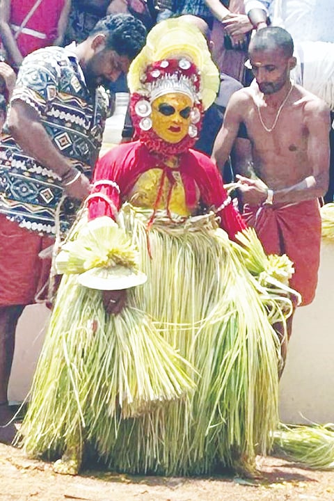 ಸಣ್ಣಪುಲಿ ಕೋಟು ಗ್ರಾಮದ ಕುಯ್ಯಮುಡಿ ಕಡವಡಿ ಕುಟುಂಬಸ್ಥರಿಂದ ಎರಡು ವರ್ಷಕ್ಕೆ ಒಮ್ಮೆ ನಡೆಯುವ ವಿಷ್ಣುಮೂರ್ತಿ ಕೋಲ ಮಹೋತ್ಸವ ಶ್ರದ್ಧಾ ಭಕ್ತಿಯಿಂದ ಜರುಗಿತು.