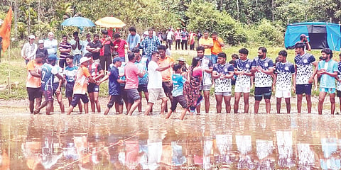 ಕಕ್ಕುಂದ ಕಾಡಿನ ವೆಂಕಟೇಶ್ವರ ಸೇವಾ ಸಮಿತಿ ವತಿಯಿಂದ ಗಣೇಶೋತ್ಸವದ ಅಂಗವಾಗಿ ಆಯೋಜಿಸಲಾಗಿದ್ದ ಕೆಸರುಗದ್ದೆ ಕ್ರೀಡಾಕೂಟವನ್ನು ಗಣ್ಯರು ಉದ್ಘಾಟಿಸಿದರು. ಸುಶೀಲಾ ಗೌಡ, ಎಂ.ಕೆ.ತಂಗನ್, ಬಿ.ಎಂ.ಪ್ರತೀಪ, ಬಿ.ಎಸ್.ಪ್ರವೀಣ್ ರೈ, ಸೂರ್ಯಕುಮಾರ್ ಇತರರಿದ್ದರು.
