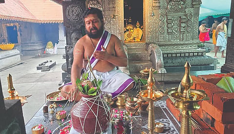 ಕಕ್ಕಬೆಯ ಪಾಡಿ ಶ್ರೀಇಗುತ್ತಪ್ಪ ದೇವಾಲಯದಲ್ಲಿ ಅಷ್ಟಬಂಧ ಬ್ರಹ್ಮಕಲಶೋತ್ಸವ ಅಂಗವಾಗಿ ಶನಿವಾರ ವಿವಿಧ ಪೂಜಾ ವಿಧಿವಿಧಾನಗಳನ್ನು ನೆರವೇರಿಸಲಾಯಿತು.