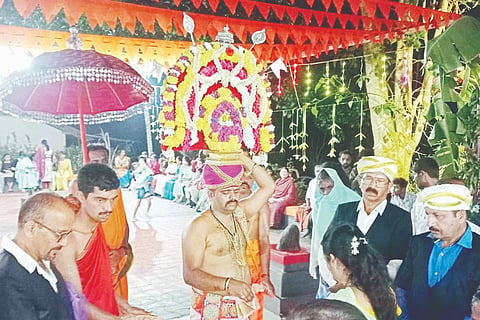 ಕಣ್ಣಂಗಾಲ ಗ್ರಾಮದ ಶ್ರೀ ಮಹದೇಶ್ವರ  ದೇವಾಲಯದಲ್ಲಿ ವಾರ್ಷಿಕ ಉತ್ಸವ ಅಂಗವಾಗಿ ದೇವರ ನೃತ್ಯ ಬಲಿ ಜರುಗಿತು.