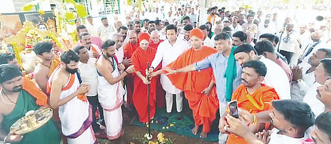 ಪಾಂಡವಪುರ ತಾಲೂಕಿನ ಬೇಬಿ ಬೆಟ್ಟದ ಮಲೆಮಹದೇಶ್ವರಸ್ವಾಮಿ ದೇವಸ್ಥಾನ ನಿರ್ಮಾಣಕ್ಕೆ ಶಾಸಕ ದರ್ಶನ್ ಪುಟ್ಟಣ್ಣಯ್ಯ ಭೂಮಿಪೂಜೆ ನೆರವೇರಿಸಿದರು. ಸಂಸದ ಯದುವೀರ್ ಕೃಷ್ಣದತ್ತ ಚಾಮರಾಜ ಒಡೆಯರ್ ರಾಮಯೋಗೀಶ್ವರ ಮಠದ ಶಿವಬಸವ ಸ್ವಾಮೀಜಿ ಇತರರು ಇದ್ದರು.