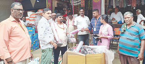ಪಾಂಡವಪುರ ಪಟ್ಟಣದ ಸಗಟು ಮತ್ತು ಚಿಲ್ಲರೆ ಅಂಗಡಿಗಳ ದಾಳಿ ನಡೆಸಿದ ಪುರಸಭೆ ಅಧಿಕಾರಿಗಳು ನಿಷೇಧಿತ ಪ್ಲಾಸ್ಟಿಕ್ ಕವರ್, ಗ್ಲಾಸ್‌ಗಳನ್ನು ವಶಕ್ಕೆ ಪಡೆದರು.