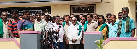 ಪಾಂಡವಪುರ ತಾಲೂಕಿನ ಹಳೇಬೀಡು ಗ್ರಾಮದ ಡೇರಿ ಕಾರ್ಯದರ್ಶಿ ಹುದ್ದೆಗೆ ಹೊರ ಊರಿನವರನ್ನು ಆಯ್ಕೆ ಮಾಡಲಾಗಿದೆ ಎಂದು ಆರೋಪಿಸಿ ಗ್ರಾಮಸ್ಥರು ಸಹಕಾರ ಸಂಘಗಳ ನಿಬಂಧಕರ ಕಚೇರಿ ಮುತ್ತಿಗೆ ಹಾಕಿ ಪ್ರತಿಭಟನೆ ನಡೆಸಿದರು. ಎ.ಎಲ್.ಕೆಂಪೂಗೌಡ, ವೈ.ಪಿ.ಮಂಜುನಾಥ್ ಇತರರಿದ್ದರು. 