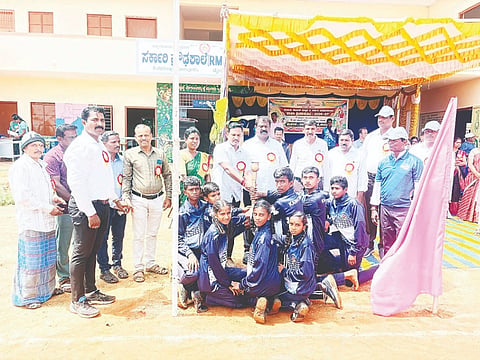 ತಿ.ನರಸೀಪುರ ತಾಲೂಕಿನ ಮೇದನಿ ಗ್ರಾಮದಲ್ಲಿರುವ ಸರ್ಕಾರಿ ಪ್ರೌಢಶಾಲಾ ಆವರಣದಲ್ಲಿ ಬುಧವಾರ ಆಯೋಜಿಸಿದ್ದ ತಲಕಾಡು ಹೋಬಳಿ ಮಟ್ಟದ ಕ್ರೀಡಾಕೂಟವನ್ನು ಕಾಂಗ್ರೆಸ್ ಅಸಂಘಟಿತ ಕಾರ್ಮಿಕ ವಿಭಾಗದ ಜಿಲ್ಲಾಧ್ಯಕ್ಷ ಎಂ.ಎನ್.ಕುಮಾರ್ ಕ್ರೀಡಾ ಜ್ಯೋತಿ ಸ್ವೀಕರಿಸುವ ಮೂಲಕ ಉದ್ಘಾಟಿಸಿದರು. ಕುಕ್ಕೂರು ಗಣೇಶ್, ಸತೀಶ್, ರಾಚನಾಯಕ, ಕುಮಾರ್, ಮಂಜುನಾಥ್, ಪರಶಿವಮೂರ್ತಿ, ಪ್ರಸಾದ್ ಇತರರು ಇದ್ದರು.