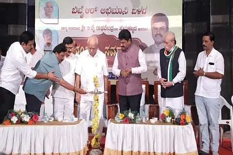 ಶಿಕಾರಿಪುರದಲ್ಲಿ ಸಂಸದ ಬಿ.ವೈ.ರಾಘವೇಂದ್ರ ಜನ್ಮದಿನದ ನಿಮಿತ್ತ ಆಯೋಜಿಸಿದ್ದ ಅಭಿನಂದನಾ ಕಾರ್ಯಕ್ರಮದಲ್ಲಿ ಬಿ.ಎಸ್.ಯಡಿಯೂರಪ್ಪ, ಬಿ.ವೈ.ರಾಘವೇಂದ್ರ, ಬಿ.ವೈ.ವಿಜಯೇಂದ್ರ, ಆರಗ ಜ್ಞಾನೇಂದ್ರ, ಬಿ.ಸಿ.ಪಾಟೀಲ್ ಇತರರಿದ್ದರು.