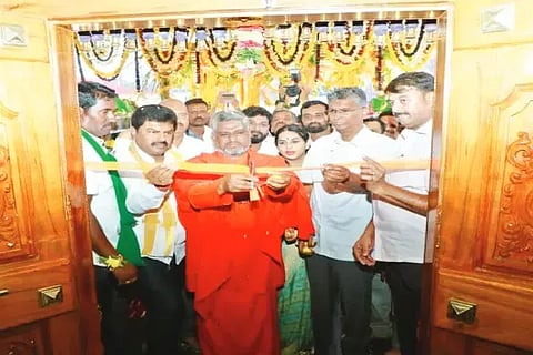 ಕಲ್ಮನೆ ಗ್ರಾಮದಲ್ಲಿ ಬೇಡಕ ಕಣ್ಣಪ್ಪ ದೇವಾಲಯವನ್ನು ಶ್ರೀ ಪ್ರಸನ್ನಾನಂದಪುರಿ ಸ್ವಾಮೀಜಿ ಉದ್ಘಾಟಿಸಿದರು.  ಸತೀಶ್ ಜಾರಕಿಹೊಳಿ, ಬಿ.ವೈ.ರಾಘವೇಂದ್ರ, ಪಲ್ಲವಿ, ನಾಗರಾಜ ಗೌಡ, ಲೋಕೇಶ್ ಇತರರಿದ್ದರು.