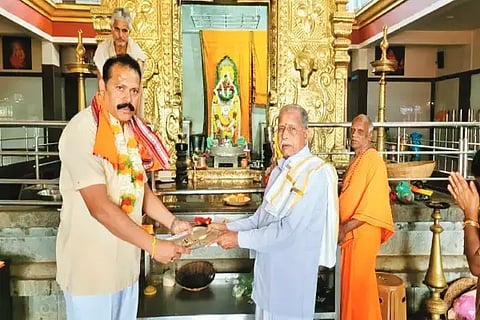 ಕಲಾವಿದ ವಿನಾಯಕ ಶೇಟ್ ಅವರು ಶಿಕಾರಿಪುರದ ವೃಂದಾವನಕ್ಕೆ ನೀಡಿರುವ ಬೆಳ್ಳಿ ಕಣ್ಣುಗಳು ಮತ್ತು ನಾಮಗಳನ್ನು ಶ್ರೀ ಗುರುರಾಜ ಸೇವಾ ಟ್ರಸ್ಟ್ ಖಜಾಂಚಿ ಕವಲಿ ಸುಬ್ರಹ್ಮಣ್ಯ ಸ್ವೀಕರಿಸಿದರು.