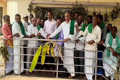 ಕೃಷಿ ಪಂಪ್‌ಸೆಟ್‌ಗಳಿಗೆ 12 ತಾಸು ವಿದ್ಯುತ್ ನೀಡುವಂತೆ ಒತ್ತಾಯಿಸಿ ರಾಜ್ಯ ರೈತ ಸಂಘ, ಹಸಿರು ಸೇನೆ ಪದಾಧಿಕಾರಿಗಳು ಸೊರಬದಲ್ಲಿ ಮೆಸ್ಕಾಂ ಅಧಿಕಾರಿಗಳಿಗೆ ಮನವಿ ಸಲ್ಲಿಸಿದರು. ಮಂಜುನಾಥ ಗೌಡ, ಈಶ್ವರಪ್ಪ, ಶಿವಮೂರ್ತಿ, ಬಾಷಾ ಸಾಬ್ ಇತರರಿದ್ದರು.