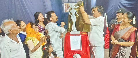 ತೀರ್ಥಹಳ್ಳಿಯಲ್ಲಿ ಆಯೋಜಿಸಿದ್ದ ಯುವ ಶಿಲ್ಪಿ ಕುರುವಳ್ಳಿ ಜಗದೀಶ್​ ಅವರ ಏಕವ್ಯಕ್ತಿ ಶಿಲ್ಪಕಲಾ ಪ್ರದರ್ಶನವನ್ನು ಶಾಸಕ ಆರಗ ಜ್ಞಾನೇಂದ್ರ ಉದ್ಘಾಟಿಸಿದರು. ಜ್ಯೋತಿ ಮೋಹನ್​, ಮಂಜಣ್ಣ ನಾಯ್ಕ್​ ಇದ್ದರು.