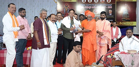 ಉಪ್ಪಿನಬೆಟಗೇರಿ ಗ್ರಾಮದ ಶ್ರೀ ವಿರೂಪಾಕ್ಷೇಶ್ವರ ಜಾತ್ರೆಯ ಮೂರನೇ ದಿನದ ಪ್ರವಚನದಲ್ಲಿ ಪಾಲ್ಗೊಂಡಿದ್ದ ಹುಬ್ಬಳ್ಳಿ-ಧಾರವಾಡ ಪೊಲೀಸ್ ಆಯುಕ್ತ ಎನ್. ಶಶಿಕುಮಾರ ಅವರನ್ನು ಕುಮಾರ ವಿರೂಪಾಕ್ಷ ಸ್ವಾಮೀಜಿ ಸನ್ಮಾನಿಸಿದರು. ಸಂಗಮೇಶ ದೇವರು, ಸುರೇಶ ಹಿರೇಮಠ, ನಾಗರಾಜ ಬಡ್ಡೂರ ಇತರರಿದ್ದರು.
