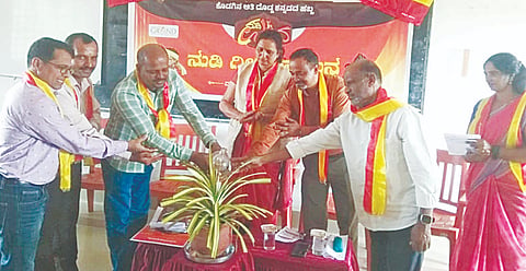 ವಿರಾಜಪೇಟೆ ಸರ್ಕಾರಿ ಪ್ರಥಮ ದರ್ಜೆ ಕಾಲೇಜಿನಲ್ಲಿ  ಮಂಗಳವಾರ ಹಮ್ಮಿಕೊಂಡಿದ್ದ  ನುಡಿ ಸಾಹಿತ್ಯ ಲಹರಿ ಉಪನ್ಯಾಸ ಕಾರ್ಯಕ್ರಮವನ್ನು ಗಣ್ಯರು ಉದ್ಘಾಟಿಸಿದರು.  ಡಾ.ರೇಣುಕಾ ಪ್ರಸಾದ್, ಅರ್ಜುನ ಮೌರ್ಯ, ಸರಸ್ವತಿ , ಬಸವರಾಜು, ದಯಾನಂದ ಇದ್ದರು.