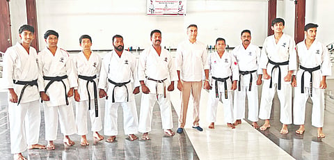 ಅಂತಾರಾಷ್ಟ್ರೀಯ ಕರಾಟೆ ಡು.ಗ್ಯೂಜೊಕಾಯಿ ಅಸೋಸಿಯೇಷನ್ ಇಂಡಿಯಾ ವತಿಯಿಂದ ವಿಶೇಷ ತರಬೆತಿ ನಡೆಯಿತು. ಶಾಸಕ ಎ.ಎಸ್.ಪೊನ್ನಣ್ಣ, ಸೆಂಪಾಯಿ ಸಿ.ಎಚ್.ಬಷೀರ್, ಸೆಂಪಾಯಿ ಹರಿಕೃಷ್ಣನ್, ಸೆಂಪಾಯಿ ಮನೀಷ್, ಸೆಂಪಾಯಿ ಆಕಾಶ್, ಸೆಂಪಾಯಿ ಸದೀನ್, ಸೆಂಪಾಯಿ ಪೂವಯ್ಯ ಇದ್ದರು.