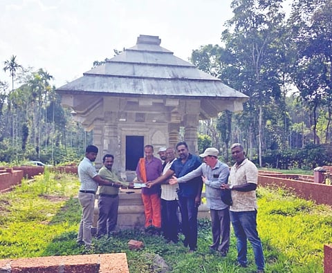 ಭಗವತಿ ದೇವಸ್ಥಾನ ಜೀರ್ಣೋದ್ಧಾರಕ್ಕೆ ಶ್ರೀ ಕ್ಷೇತ್ರ ಧರ್ಮಸ್ಥಳ ಗ್ರಾಮಾಭಿವೃದ್ಧಿ ಯೋಜನಾ ವತಿಯಿಂದ  ಸಹಾಯಧನದ ಚೆಕ್  ನೀಡಲಾಯಿತು. ಹರೀಶ್, ಕೆ.ಬಿ.ಪೊನ್ನಪ್ಪ, ಕಾರ್ಯದರ್ಶಿ ಪಿ.ಪಿ. ಪೆಮ್ಮಯ್ಯ ಇದ್ದರು.