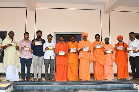 ಶಹಾಪುರದಲ್ಲಿ ಸೋಮವಾರ ಹಮ್ಮಿಕೊಂಡ ಬಸವಾದಿ ಶಿವಶರಣರ ಹಿಂದೂ ಸಮಾವೇಶ ಕರಪತ್ರವನ್ನು ಸೂಗುರೇಶ್ವರ ಶ್ರೀಗಳು ಶನಿವಾರ ಯಾದಗಿರಿಯಲ್ಲಿ ಬಿಡುಗಡೆ ಮಾಡಿದರು. ಶ್ರೀ ಸಿದ್ದೇಶ್ವರ ಶಿವಾಚಾರ್ಯ, ಶ್ರೀ ಮರುಳಮಹಾಂತ ಶಿವಾಚಾರ್ಯ, ಶ್ರೀ ಸೋಮೇಶ್ವರ ಸ್ವಾಮೀಜಿ, ಶ್ರೀ ಚಂದ್ರಶೇಖರ ಸ್ವಾಮೀಜಿ, ಶ್ರೀ ಚನ್ನವಿರ ಸ್ವಾಮೀಜಿ, ದೋರನಹಳ್ಳಿಯ ಶ್ರೀ ಚನ್ನವಿರ ಸ್ವಾಮೀಜಿ, ಚನ್ನಾರಡ್ಡಿ ಕೊಡಲ್​, ಗುರು ಕಾಮಾ, ಕರಣ ಸುಬೇದಾರ, ಅಡಿವೆಪ್ಪ ಜಾಕಾ, ಸುಭಾಷ ದೇವದುರ್ಗ, ಮಲ್ಲು ಪೂಜಾರಿ ಇತರರಿದ್ದರು.