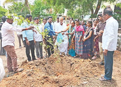ಯಾದಗಿರಿಯ ಲಕ್ಷ್ಮೀ ನಗರದ ಸಾರ್ವಜನಿಕ ಉದ್ಯಾನವನದಲ್ಲಿ ನಗರಸಭೆ ಆಯೋಜಿಸಿದ್ದ ಕಾರ್ಯಕ್ರಮದಲ್ಲಿ ಶಾಸಕ ಚನ್ನಾರಡ್ಡಿ ಪಾಟೀಲ್​ ತುನ್ನೂರ ಸಸಿ ನೆಟ್ಟರು. ಪೌರಾಯುಕ್ತ ಉಮೇಶ ಚವ್ಹಾಣ್​, ಶಿವಪುತ್ರ ಇತರರಿದ್ದರು.ಯಾದಗಿರಿಯ ಲಕ್ಷ್ಮೀ ನಗರದ ಸಾರ್ವಜನಿಕ ಉದ್ಯಾನವನದಲ್ಲಿ ನಗರಸಭೆ ಆಯೋಜಿಸಿದ್ದ ಕಾರ್ಯಕ್ರಮದಲ್ಲಿ ಶಾಸಕ ಚನ್ನಾರಡ್ಡಿ ಪಾಟೀಲ್​ ತುನ್ನೂರ ಸಸಿ ನೆಟ್ಟರು. ಪೌರಾಯುಕ್ತ ಉಮೇಶ ಚವ್ಹಾಣ್​, ಶಿವಪುತ್ರ ಇತರರಿದ್ದರು.