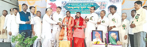 ಸುರಪುರದಲ್ಲಿ ಬುಧವಾರ ಆಯೋಜಿಸಿದ್ದ ಕಲ್ಯಾಣದಲ್ಲಿ ಕ್ಷೀರ ಕ್ರಾಂತಿ ಕಾರ್ಯಕ್ರಮವನ್ನು ಶಾಸಕರಾದ ಚನ್ನಾರಡ್ಡಿ ಪಾಟೀಲ್ ತುನ್ನೂರ, ರಾಜಾ ವೇಣುಗೋಪಾಲ ನಾಯಕ ಉದ್ಘಾಟಿಸಿದರು. ರಾಯಚೂರು ಕೃಷಿ ವಿವಿ ಕುಲಪತಿ ಡಾ.ಎಂ.ಹನುಮಂತಪ್ಪ, ಗುರುಶಾಂತಮೂರ್ತಿ, ಚನ್ನಮಲ್ಲಿಕಾರ್ಜುನ, ವಿಠ್ಠಲ್ ಯಾದವ್, ಸುರೇಶ ಸಜ್ಜನ್, ಸಿದ್ದಪ್ಪ ಹೊಟ್ಟಿ, ಯಲ್ಲಪ್ಪ ನಾಯಕ ಮಲ್ಲಿಬಾವಿ ಇತರರಿದ್ದರು.