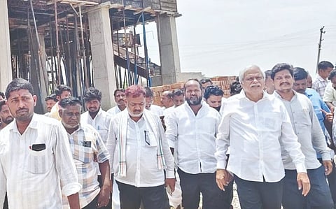 ಮುಖ್ಯಮಂತ್ರಿ ವಿಶೇಷ ಅನುದಾನದಡಿ ಶಹಾಪುರ ಬಾಪುಗೌಡ ಬಡಾವಣೆಯಲ್ಲಿ ಪ್ರಗತಿಯಲ್ಲಿರುವ ಕನಕ ಮತ್ತು ವೀರಶೈವ ಭವನ ಕಟ್ಟಡಗಳ ಕಾಮಗಾರಿಯನ್ನು ಮಂಗಳವಾರ ಶಾಸಕ ಶರಣಬಸಪ್ಪ ದರ್ಶನಾಪುರ ಪರಿಶೀಲಿಸಿದರು. ಗೌಡಪ್ಪಗೌಡ ಆಲ್ದಾಳ, ಶಿವುಮಹಾಂತ ಚಂದಾಪುರ, ಯಲ್ಲಪ್ಪ ನರಿ, ಈರಣಗೌಡ ಮಲ್ಲಾಬಾದಿ, ಶಾಂತಗೌಡ ನಾಗನಟಿಗಿ, ಭೀಮಾಶಂಕರ ಹುಲ್ಕಲ್​ ಇತರರಿದ್ದರು.
