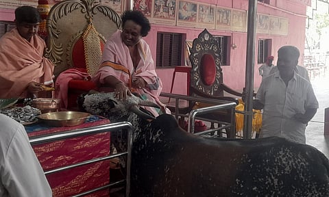ಯಾದಗಿರಿ ಸಮೀಪದ ಅಬ್ಬೆತುಮಕೂರಿನ ವಿಶ್ವಾರಾಧ್ಯರ ಮಠದಲ್ಲಿ ಶನಿವಾರ ಅಮಾವಾಸ್ಯೆ ನಿಮಿತ್ತ ಪೀಠಾಧಿಪತಿ ಶ್ರೀ ಡಾ.ಗಂಗಾಧರ ಸ್ವಾಮೀಜಿ ಗೋವಿಗೆ ಪ್ರಸಾದ ನೀಡಿದರು. ಕಿರಿಯ ಶ್ರೀ ಶಿವಶೇಖರ ವಿಶ್ವಾರಾಧ್ಯ ಶಿವಾಚಾರ್ಯ ಇದ್ದರು.