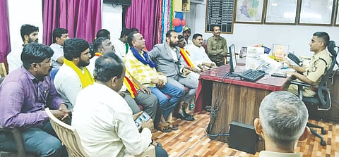 ಯಾದಗಿರಿ ಎಸ್‌ಪಿ ಕಚೇರಿಯಲ್ಲಿ ಬುಧವಾರ ಸರ್ವ ಸಂಘಟನೆಗಳ ಸಮಿತಿ ಪದಾಧಿಕಾರಿಗಳೊಂದಿಗೆ ಎಸ್‌ಪಿ ಪೃಥ್ವಿಕ್ ಶಂಕರ್ ಸಭೆ ನಡೆಸಿದರು. ಮಾರೆಪ್ಪ ನಾಯಕ, ರವಿ ಕೆ.ಮುದ್ನಾಳ, ಅಶೋಕ ಐಕೂರ, ಎಂ.ಡಿ,ತಾಜಾ, ಸೈದಪ್ಪ ಕೂಲುರಕರ್, ರಾಜಶೇಖರ ಎದುರುಮನಿ, ನಿಜಲಿಂಗಪ್ಪ ಪೂಜಾರಿ, ಸಿದ್ದು ಪಾಟೀಲ್ ತಂಗಡಗಿ, ಶಿವರಾಜ ದಾಸನಕೇರಿ, ರುದ್ರಾಂಭೀಕ ಪಾಟೀಲ್ ಇತರರಿದ್ದರು.