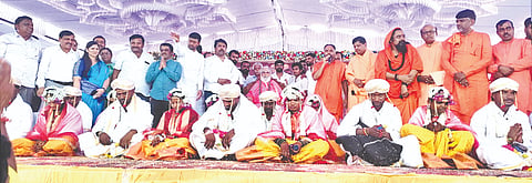 ಸುರಪುರ ತಾಲೂಕಿನ ದೇವಪುರದಲ್ಲಿ ಬಾಳೆಹೊನ್ನೂರು ಶ್ರೀ ರಂಭಾಪುರಿ ಡಾ.ವೀರಸೋಮೇಶ್ವರ ಜಗದ್ಗುರುಗಳ ಸಾನ್ನಿಧ್ಯದಲ್ಲಿ ಬುಧವಾರ ಸಾಮೂಹಿಕ ವಿವಾಹ ನಡೆಯಿತು. ಶಾಸಕ ಶರಣಗೌಡ ಕಂದಕೂರ, ಮಾಜಿ ಸಚಿವ ನರಸಿಂಹ ನಾಯಕ, ವಿವಿಧ ಮಠಾಧೀಶರಿದ್ದರು.