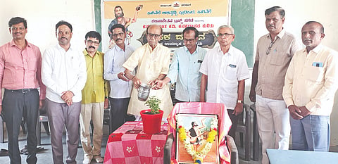 ಸೈದಾಪುರ ಮಲ್ಹಾರ ಕಾರಡ್ಡಿ ಬಸವಂತರಾಯ ಮತ್ತು ಸಿದ್ದಪ್ಪ ಸ್ಮಾರಕ ವಿದ್ಯಾ ವರ್ಧಕ ಕಲಾ ಪದವಿಪೂರ್ವ ಕಾಲೇಜಿನಲ್ಲಿ ಸೋಮವಾರ ಹಮ್ಮಿಕೊಂಡ ಕನಕ ದರ್ಶನ ಕಾರ್ಯಕ್ರಮವನ್ನು ಸಂಸ್ಥೆ ಅಧ್ಯಕ್ಷ ಸಣ್ಣ ಸಿದ್ರಾಮಪ್ಪಗೌಡ ಬೆಳಗುಂದಿ ಉದ್ಘಾಟಿಸಿದರು. ಪ್ರಾಚಾರ್ಯ ಜಿ.ಎಂ.ಗುರುಪ್ರಸಾದ, ಲಿಂಗಾರೆಡ್ಡಿ ನಾಯಕ, ಹಂಪಣ್ಣ ಸಜ್ಜನಶೆಟ್ಟಿ, ಕರಬಸಯ್ಯ ದಂಡಿಗಿಮಠ, ಬಸವರಾಜ ಶಿಣ್ಣೂರು ಇತರರಿದ್ದರು. 
