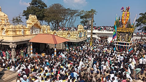 ಯಳಂದೂರು ತಾಲೂಕಿನ ಬಿಳಿಗಿರಿರಂಗನಬೆಟ್ಟದಲ್ಲಿ ಶುಕ್ರವಾರ ನಡೆದ ಚಿಕ್ಕ ಜಾತ್ರೆಯಲ್ಲಿ ತೇರನ್ನು ಎಳೆಯುತ್ತಿರುವ ಸಾವಿರಾರು ಭಕ್ತರು. 