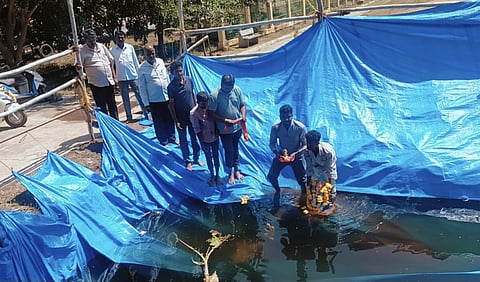 ಯಳಂದೂರು ಪಟ್ಟಣ ಪಂಚಾಯಿತಿ ವತಿಯಿಂದ ನಿರ್ಮಿಸಿರುವ ಕೃತಕ ಹೊಂಡದಲ್ಲಿ ಬುಧವಾರ ಬಿಳಿಗಿರಿ ಪ್ರಥಮ ದರ್ಜೆ ಕಾಲೇಜಿನ ವಿದ್ಯಾರ್ಥಿಗಳು  ಗಣೇಶ ಮೂರ್ತಿಯನ್ನು ವಿಸರ್ಜಿಸುತ್ತಿರುವುದು. 