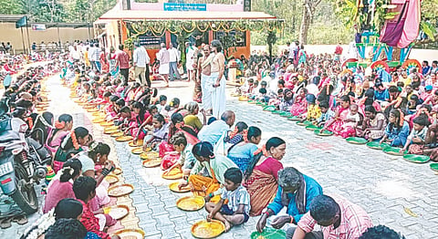 ಯಳಂದೂರು ತಾಲೂಕಿನ ಬಿಳಿಗಿರಿರಂಗನಬೆಟ್ಟ ಉದ್ಭವ ಗಂಗಾಧರೇಶ್ವರ ರಥೋತ್ಸವ ಅಂಗವಾಗಿ ಸೋಮವಾರ ಭಕ್ತರು ದೇಗುಲದ ಆವರಣದಲ್ಲಿ ಪ್ರಸಾದ ಸ್ವೀಕರಿಸಿದರು.