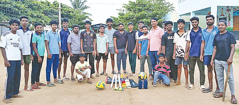 ಚಾಮರಾಜನಗರ ತಾಲೂಕಿನ ಮಸಣಾಪುರ ಯುವ ಕ್ರೀಡಾಪಟುಗಳಿಗೆ ಕ್ರೀಡಾ ಸಾಮಗ್ರಿಗಳ ಕಿಟ್ ವಿತರಿಸಲಾಯಿತು. 