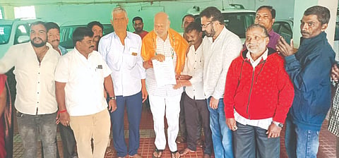 ರಾಜ್ಯದ ಅತಿಕ್ರಮಣದಾರರಿಗೆ ನ್ಯಾಯ ಒದಗಿಸಿಕೊಡಬೇಕೆಂದು ಅರಣ್ಯಭೂಮಿ ಹಕ್ಕು ಹೋರಾಟ ಒಕ್ಕೂಟಗಳ ಸಮಿತಿಯಿಂದ ಯಲ್ಲಾಪುರದಲ್ಲಿ ಶಾಸಕ ಶಿವರಾಮ ಹೆಬ್ಬಾರ ಅವರನ್ನು ಭೇಟಿಯಾಗಿ ಮನವಿ ಸಲ್ಲಿಸಲಾಯಿತು. ಮಂಜುನಾಥ ಶಾಸ್ತ್ರಿ, ಆನಂದ ರಾಯ್, ನರಸಿಂಹ ಸಿದ್ದಿ, ಬೊಮ್ಮು ಟೆಕ್ನೊ ತೋರ್ವತ್, ರಘು ಮರಾಠಿ, ಸಹದೇವ ಗಾವಡೆ, ನಾಮದೇವ ಗಾವಡೆ ಇತರರಿದ್ದರು.