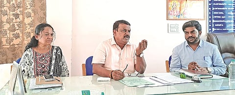 ಚನ್ನರಾಯಪಟ್ಟಣ ಟಿಎಪಿಸಿಎಂಎಸ್ ಸಭಾಂಗಣದಲ್ಲಿ ಆಯೋಜಿಸಿದ್ದ ಕೃಷಿ ಪತ್ತಿನ ಸಹಕಾರ ಸಂಘಗಳ ಸಭೆಯಲ್ಲಿ ಶಾಸಕ ಸಿ.ಎನ್. ಬಾಲಕೃಷ್ಣ ಮಾತನಾಡಿದರು. ಕೋಕಿಲಾ, ಕೆ.ಮೋಹನ್‌ಕುಮಾರ್ ಇದ್ದರು.