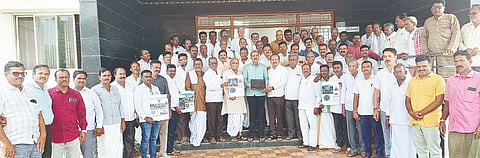 ಹಗರಿಬೊಮ್ಮನಹಳ್ಳಿಯಲ್ಲಿ ವೀರಶೈವ ಪಂಚಮಸಾಲಿ ಸಮುದಾಯದಿಂದ ಭಾನುವಾರ ಕರೆಯಲಾಗಿದ್ದ ಪೂರ್ವಭಾವಿ ಸಭೆಯ ಬಳಿಕ ಪುತ್ಥಳಿಯ ಮಾದರಿ ಪ್ರತಿಯನ್ನು ಬಿಡುಗಡೆ ಮಾಡಲಾಯಿತು. ಶಾಸಕ ಕೆ. ನೇಮಿರಾಜ್ ನಾಯ್ಕ, ಸಮಾಜದ ತಾಲೂಕು ಅಧ್ಯಕ್ಷ ಮಂಜುನಾಥ ಗೌಡ್ರು, ಹಿರಿಯರಾದ ಬಾವಿ ಬೆಟ್ಟಪ್ಪ, ಬದಾಮಿ ಮೃತ್ಯುಂಜಯ, ವೈ. ಮಲ್ಲಿಕಾರ್ಜುನ, ಎಚ್.ಕೆ. ಕೊಟ್ರೇಶ, ಕೊಟ್ರೇಶ ಶೆಟ್ಟರ್ ಮತ್ತಿತರರು ಇದ್ದರು.