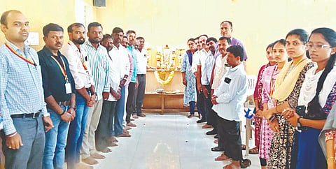 ಪಿರಿಯಾಪಟ್ಟಣದ ತಾಲೂಕು ಕಚೇರಿ ಸಭಾಂಗಣದಲ್ಲಿ ಹಮ್ಮಿಕೊಂಡಿದ್ದ ಶ್ರೀ ಶಿವಯೋಗಿ ಸಿದ್ದರಾಮೇಶ್ವರ ಜಯಂತಿ ಕಾರ್ಯಕ್ರಮದಲ್ಲಿ ಗಣ್ಯರು ಶಿವಯೋಗಿ ಸಿದ್ದರಾಮೇಶ್ವರರ ಭಾವಚಿತ್ರಕ್ಕೆ ಪುಷ್ಪ ನಮನ ಸಲ್ಲಿಸಿದರು.  ಶಕೀಲ ಬಾನು,  ಹೊಸಳ್ಳಿ ಕೃಷ್ಣೆಗೌಡ, ಚಂದ್ರಶೇಖರ್, ಚಂದ್ರೇಗೌಡ, ಪ್ರಸಾದ್ ಇತರರು ಇದ್ದರು.