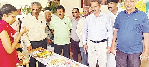 ಸುತ್ತೂರಿನ ಜೆಎಸ್‌ಎಸ್ ಶಿಕ್ಷಣ ಮಹಾವಿದ್ಯಾಲಯದಲ್ಲಿ ಆಯೋಜಿಸಿದ್ದ ಆಹಾರ ಮೇಳದಲ್ಲಿ ಸಂಸ್ಥೆಗಳ ಮುಖ್ಯಸ್ಥರು ಪಾಲ್ಗೊಂಡಿದ್ದರು.